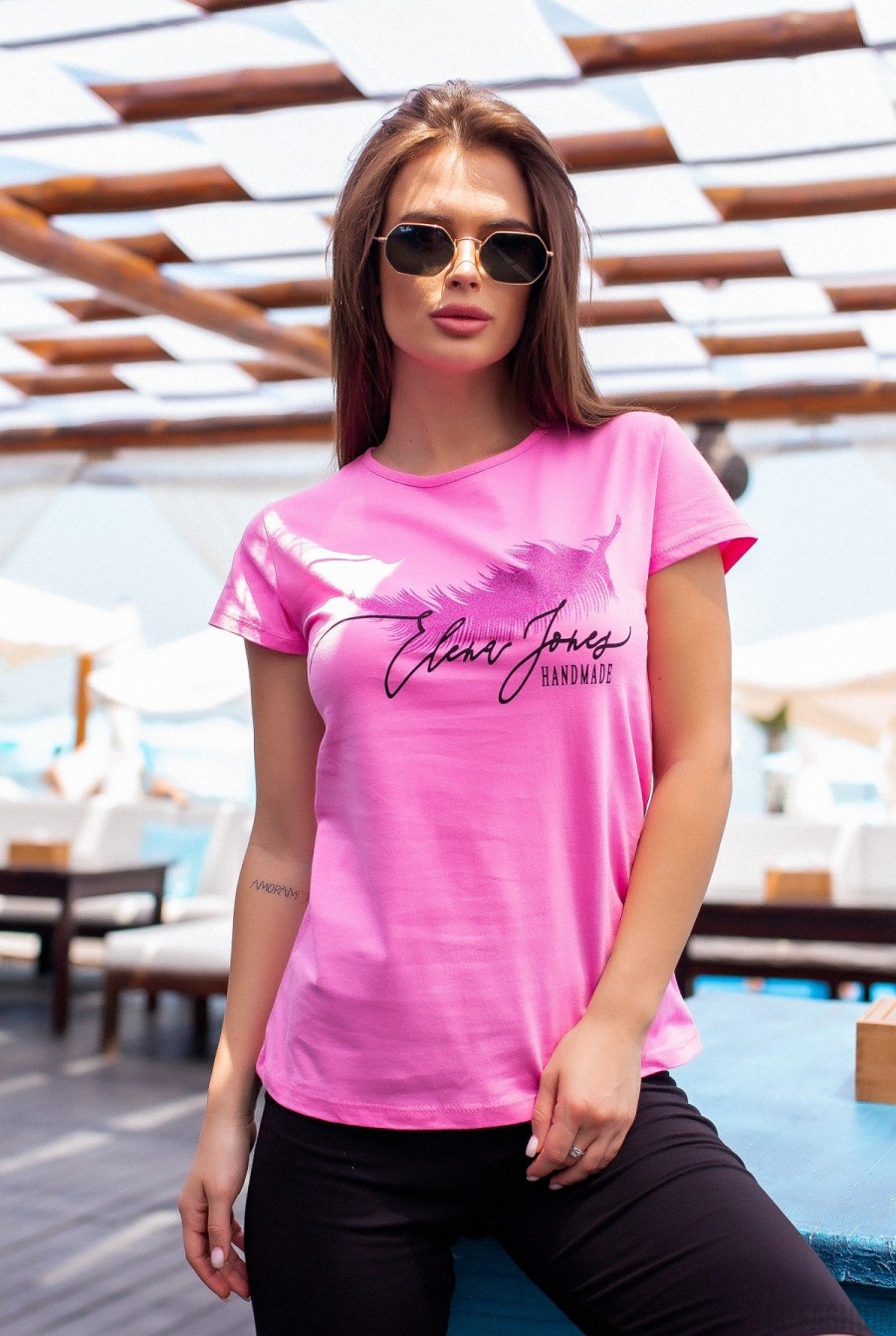 Розовая хлопковая футболка с блестящим декором - Фото 1