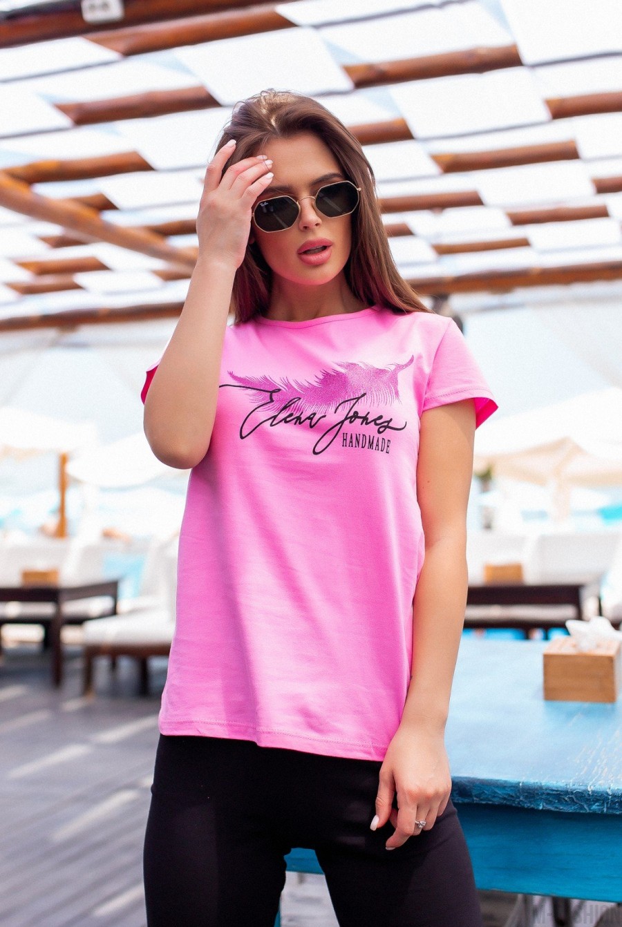 Розовая хлопковая футболка с блестящим декором- Фото 3