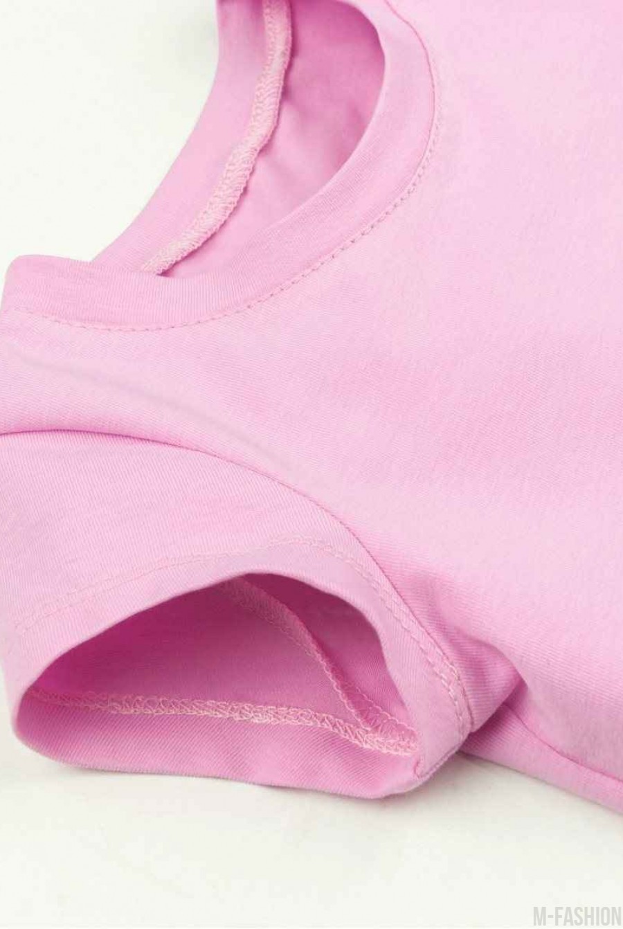 Розовая хлопковая футболка с принтом и короткими рукавами- Фото 4