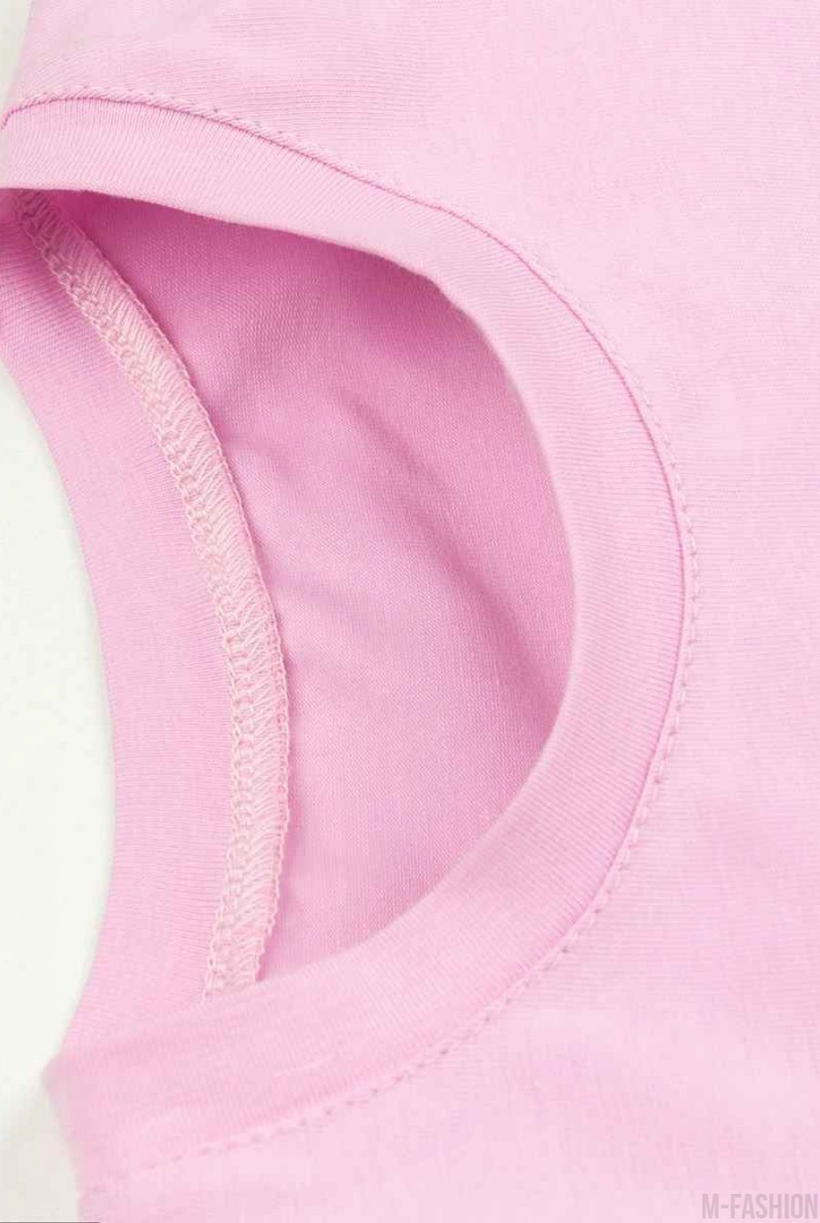 Розовая хлопковая футболка с принтом и короткими рукавами- Фото 5