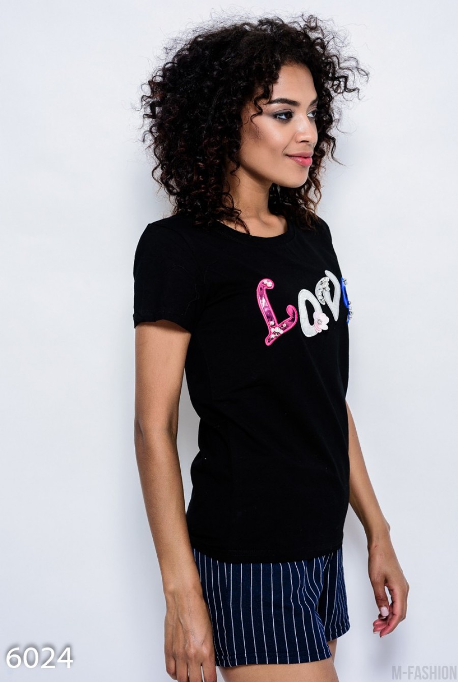 Черная летняя трикотажная футболка с нашивками LOVE в пайетках, бусинах и стразах- Фото 2