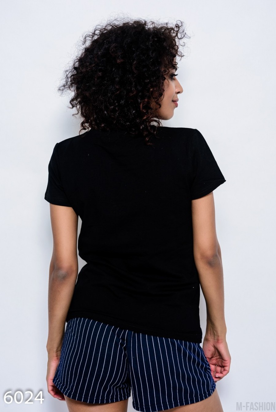 Черная летняя трикотажная футболка с нашивками LOVE в пайетках, бусинах и стразах- Фото 3