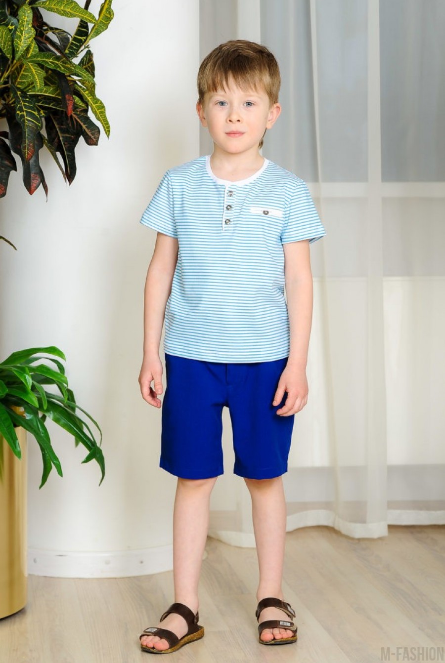 Футболка-поло котоновая детская белого цвета с синей мелкой полоской, декорированная пуговицами и накладным карманом- Фото 2