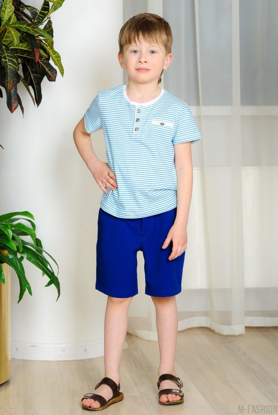 Футболка-поло котоновая детская белого цвета с синей мелкой полоской, декорированная пуговицами и накладным карманом- Фото 3