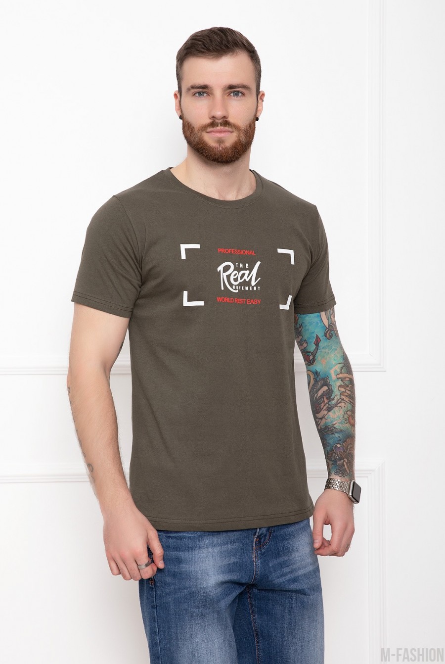 Трикотажная футболка цвета хаки с объемным принтом - Фото 1
