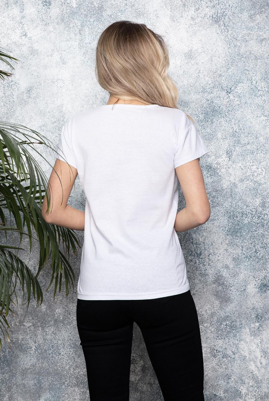 Белая трикотажная футболка с рисованными пайетками- Фото 3
