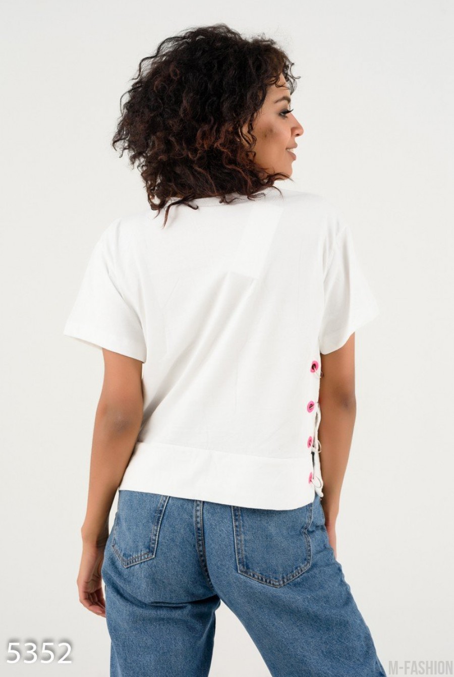 Белая футболка с крупным контрастным принтом и кольцами с боков- Фото 3