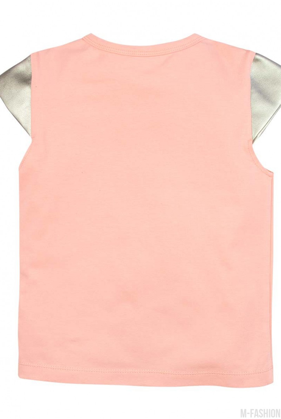 Персиковая котоновая футболка с принтом и короткими золотистыми рукавами из эко-кожи- Фото 3