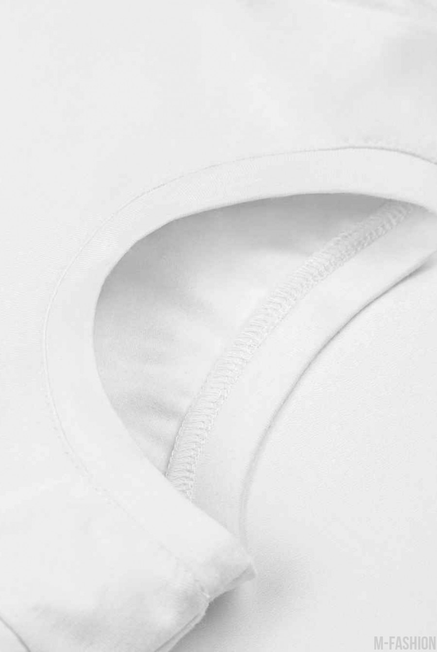 Белая трикотажная футболка с короткими рукавами и принтом- Фото 4