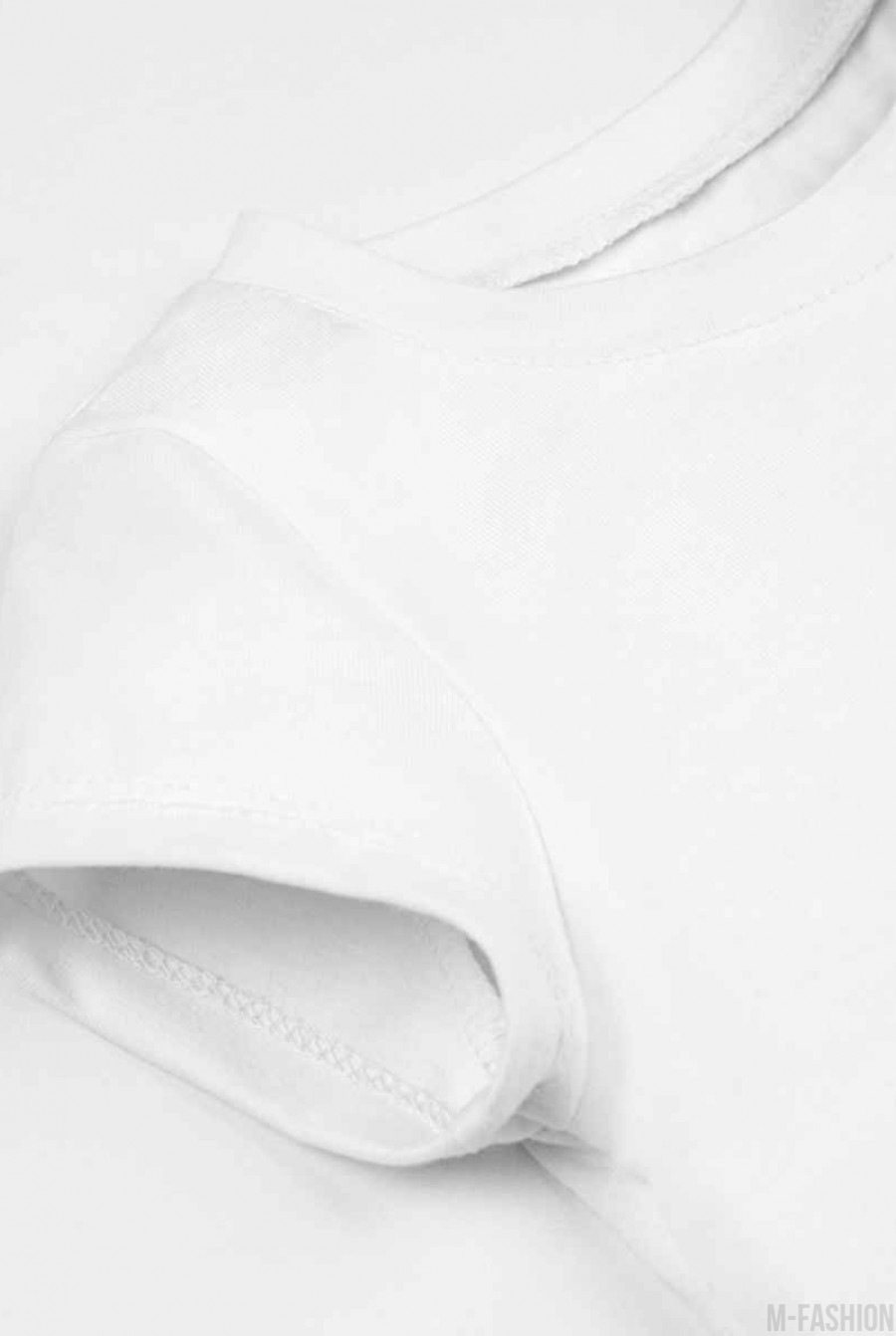Белая трикотажная футболка с короткими рукавами и принтом- Фото 5
