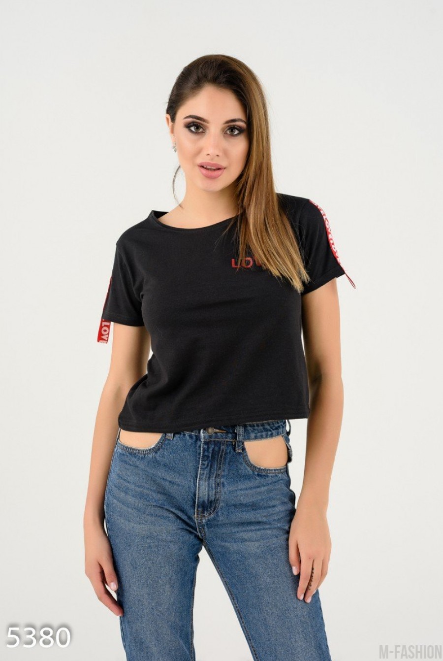 Черная короткая футболка с красной тесьмой и принтом на спине - Фото 1