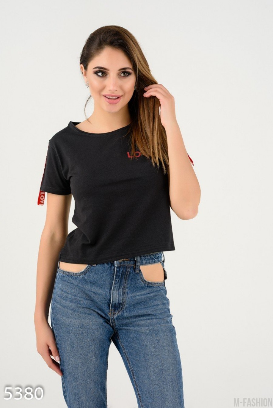 Черная короткая футболка с красной тесьмой и принтом на спине- Фото 2