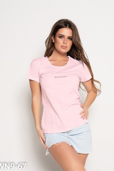 Розовая футболка с блестящей лаконичной надписью