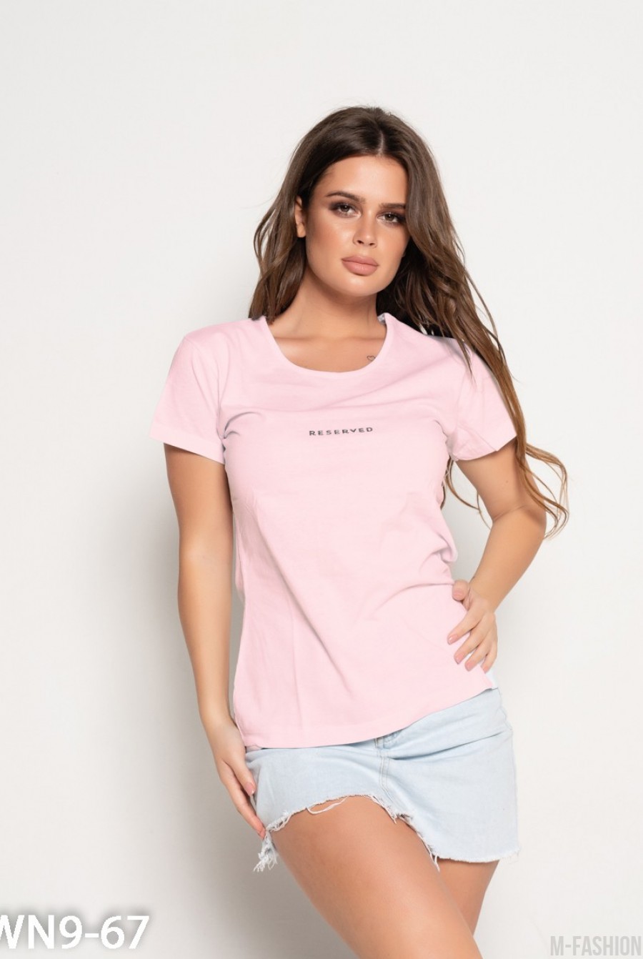 Розовая футболка с блестящей лаконичной надписью - Фото 1