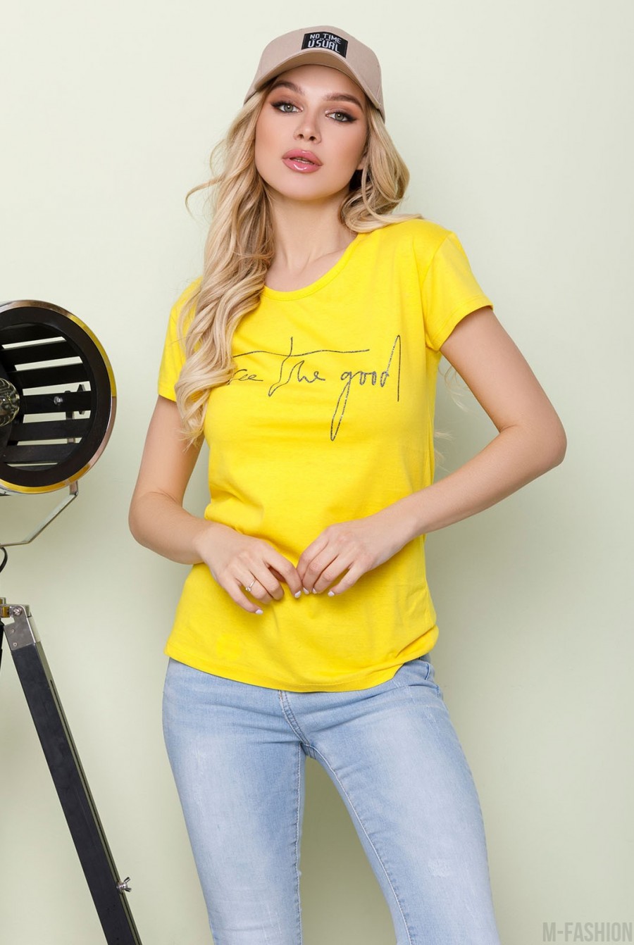 Желтая футболка из трикотажа с надписью - Фото 1