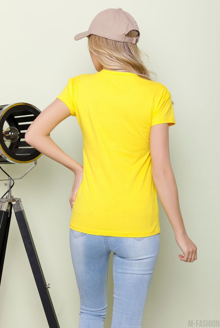 Желтая футболка из трикотажа с надписью- Фото 3