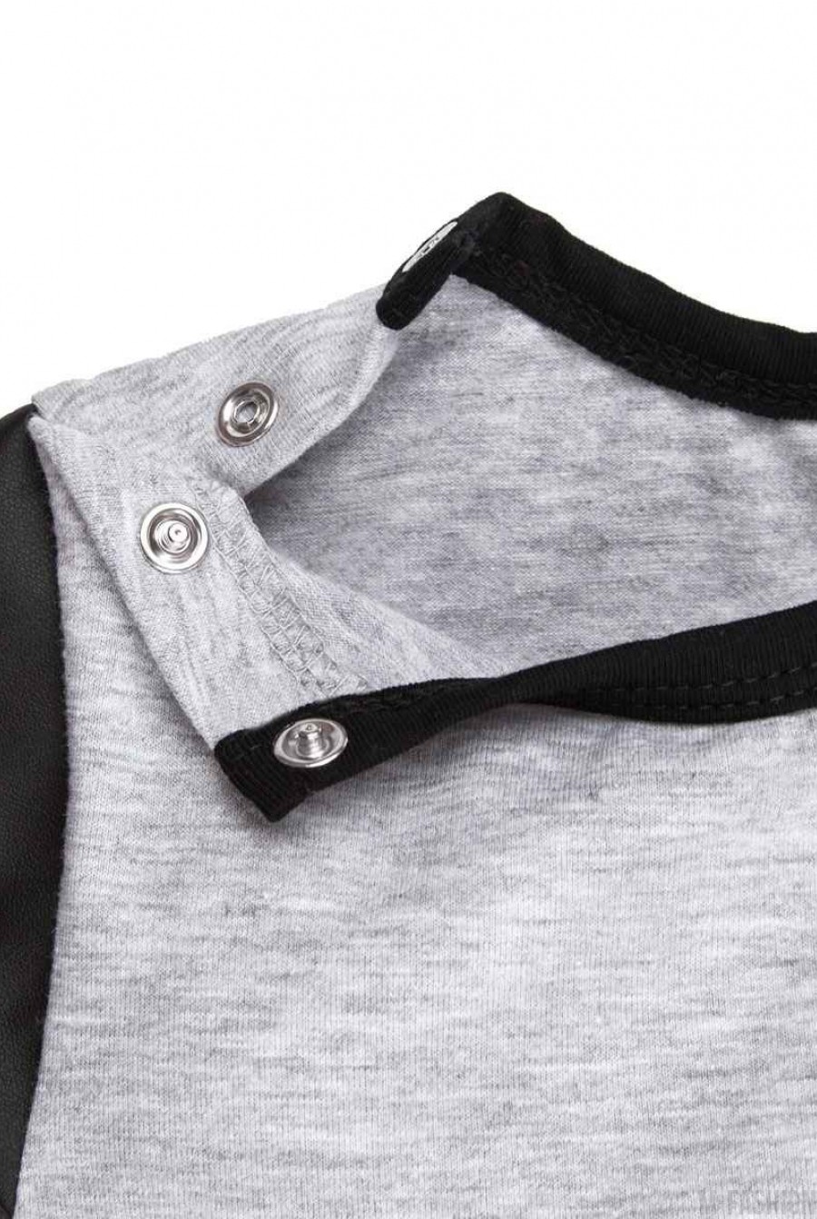 Серая трикотажная футболка с принтом и с короткими черными рукавами из эко-кожи- Фото 2