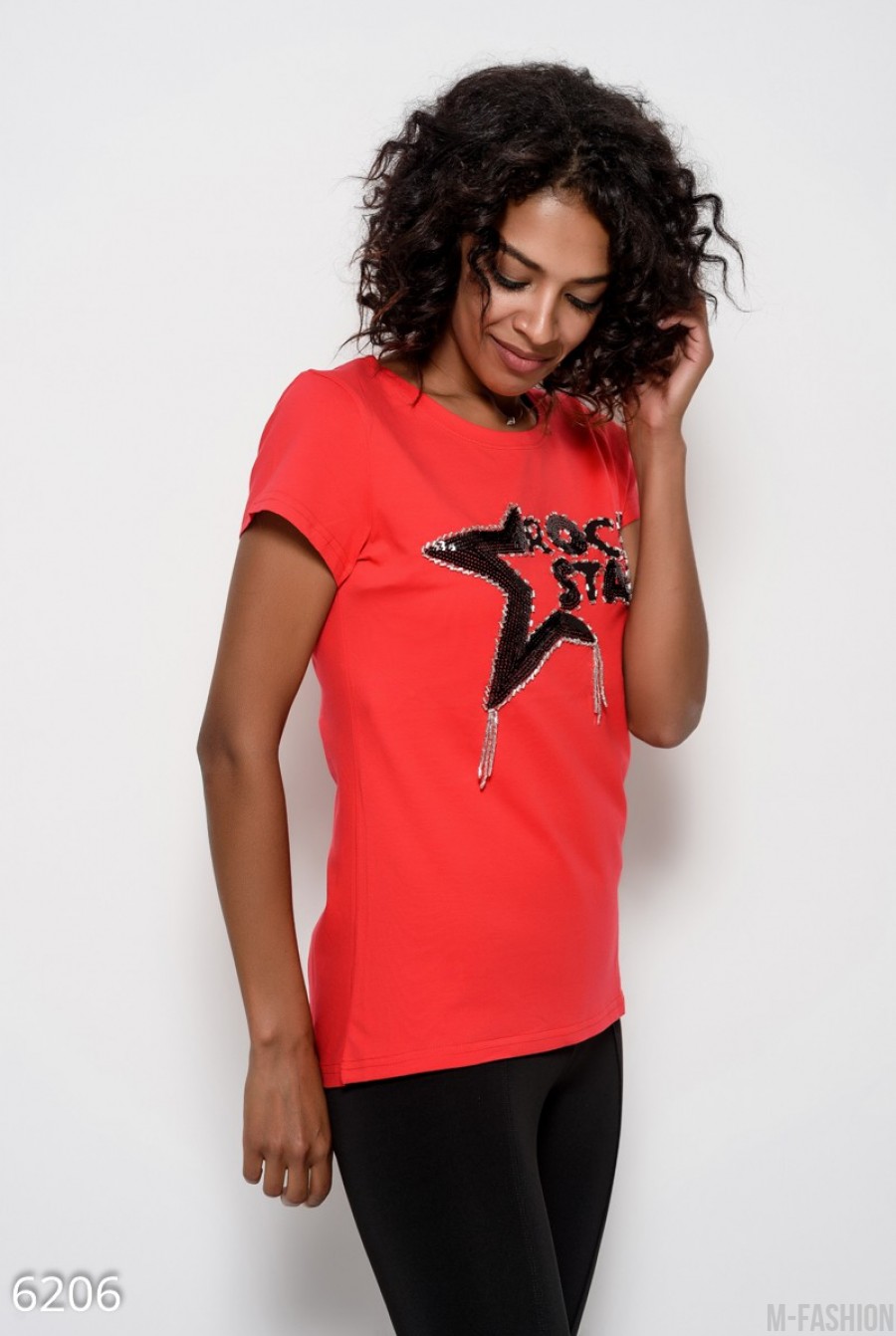 Красная футболка из тонкого трикотажа с удлиненной спинкой и расшитым стеклярусом и пайетками принтом- Фото 3
