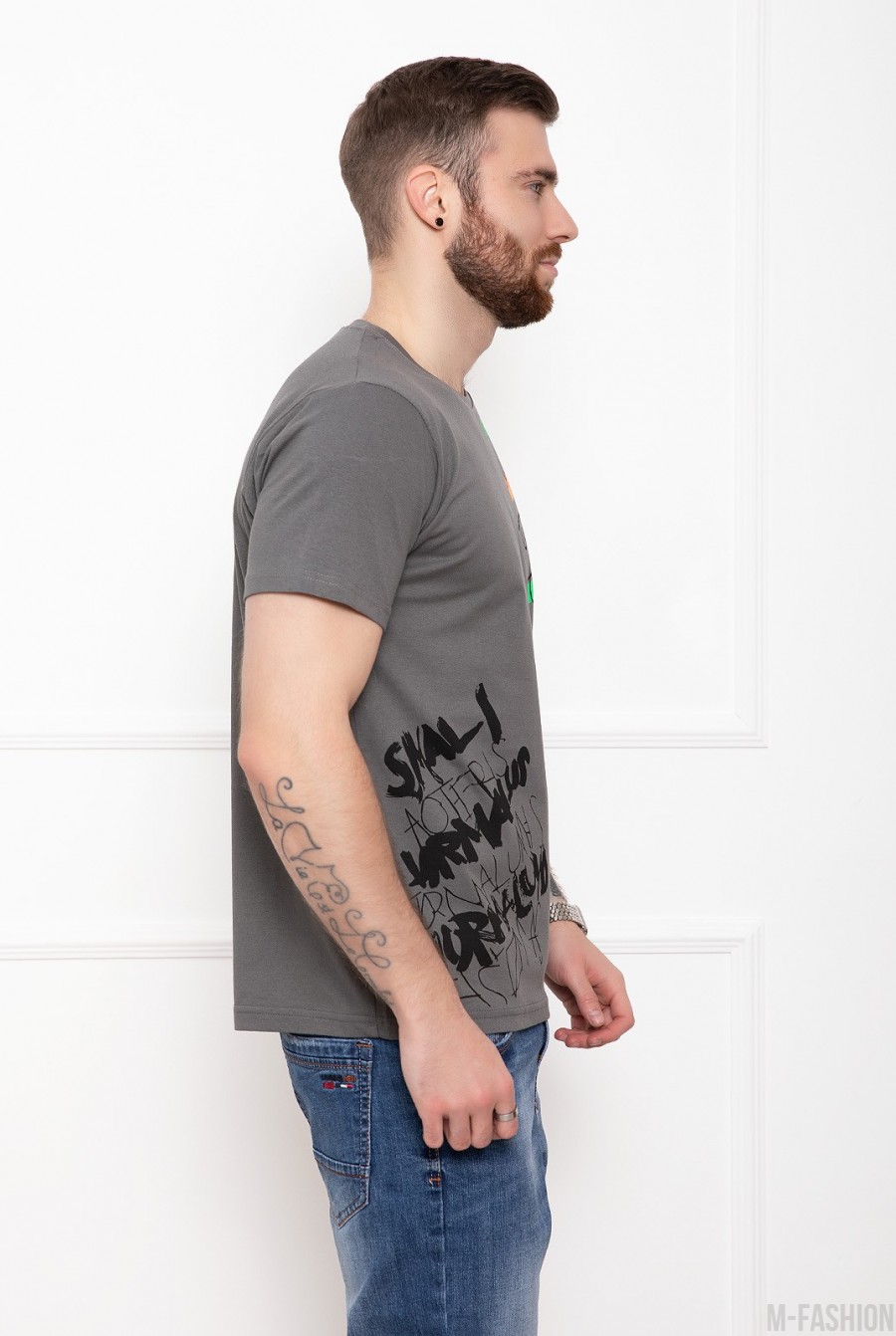 Трикотажная футболка цвета хаки с цветным принтом- Фото 2