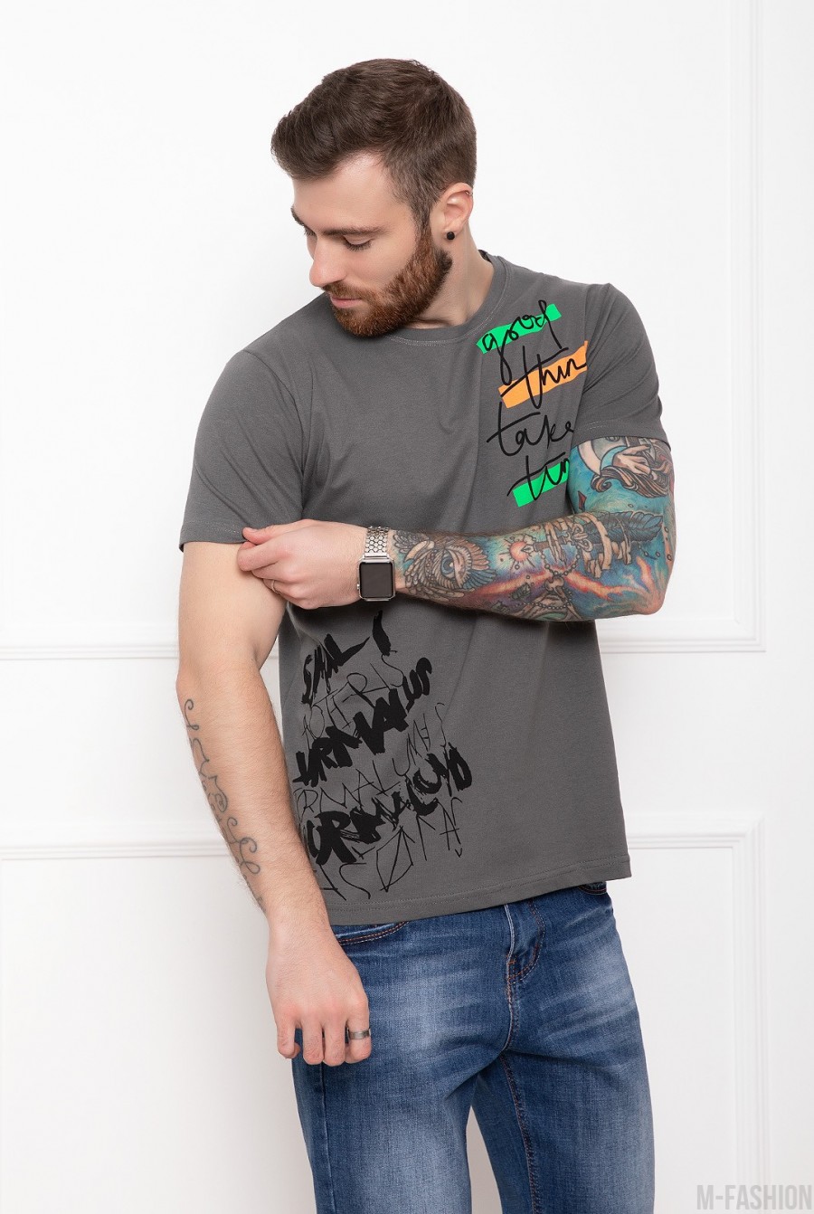 Трикотажная футболка цвета хаки с цветным принтом - Фото 1
