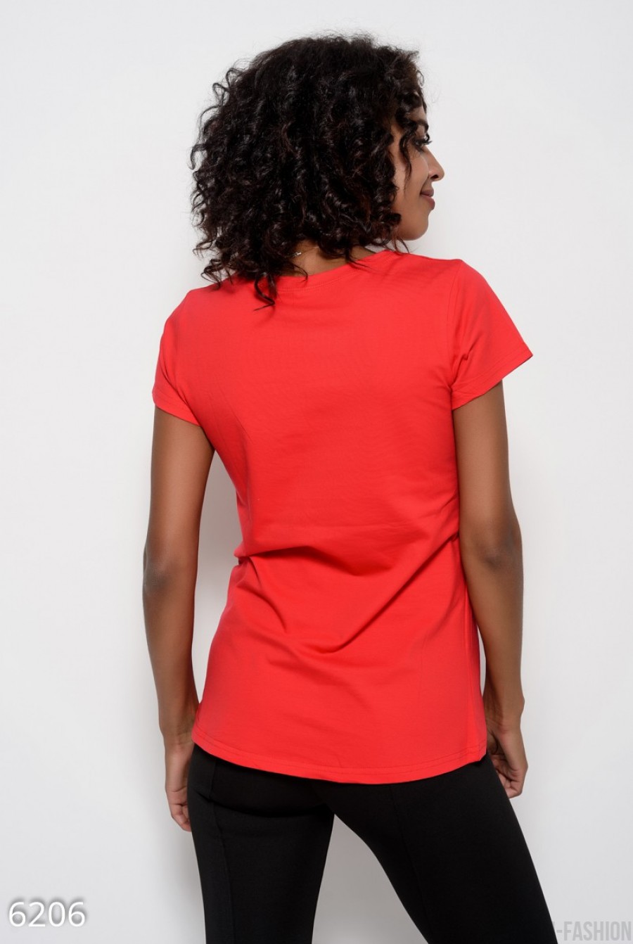 Красная футболка из тонкого трикотажа с удлиненной спинкой и расшитым стеклярусом и пайетками принтом- Фото 5