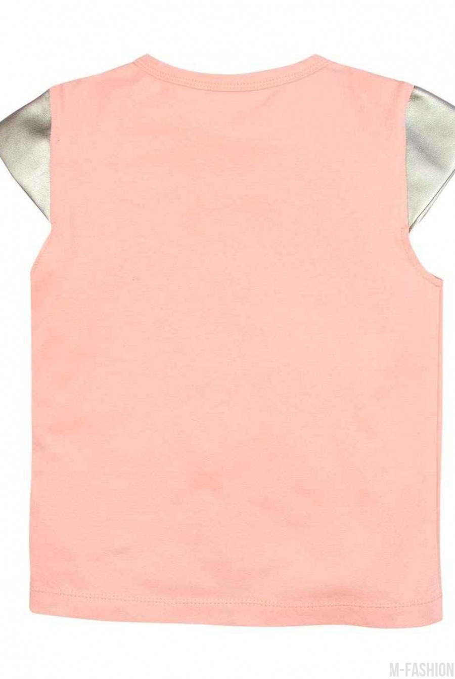 Персиковая трикотажная футболка с принтом и золотистыми короткими рукавами из эко-кожи- Фото 3