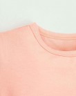 Персиковая трикотажная футболка с принтом и золотистыми короткими рукавами из эко-кожи