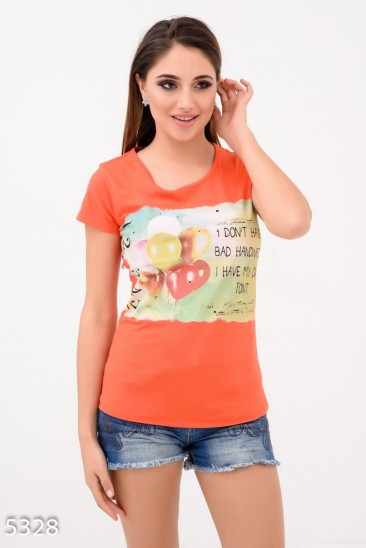 Оранжевая футболка с шарами и смешной надписью