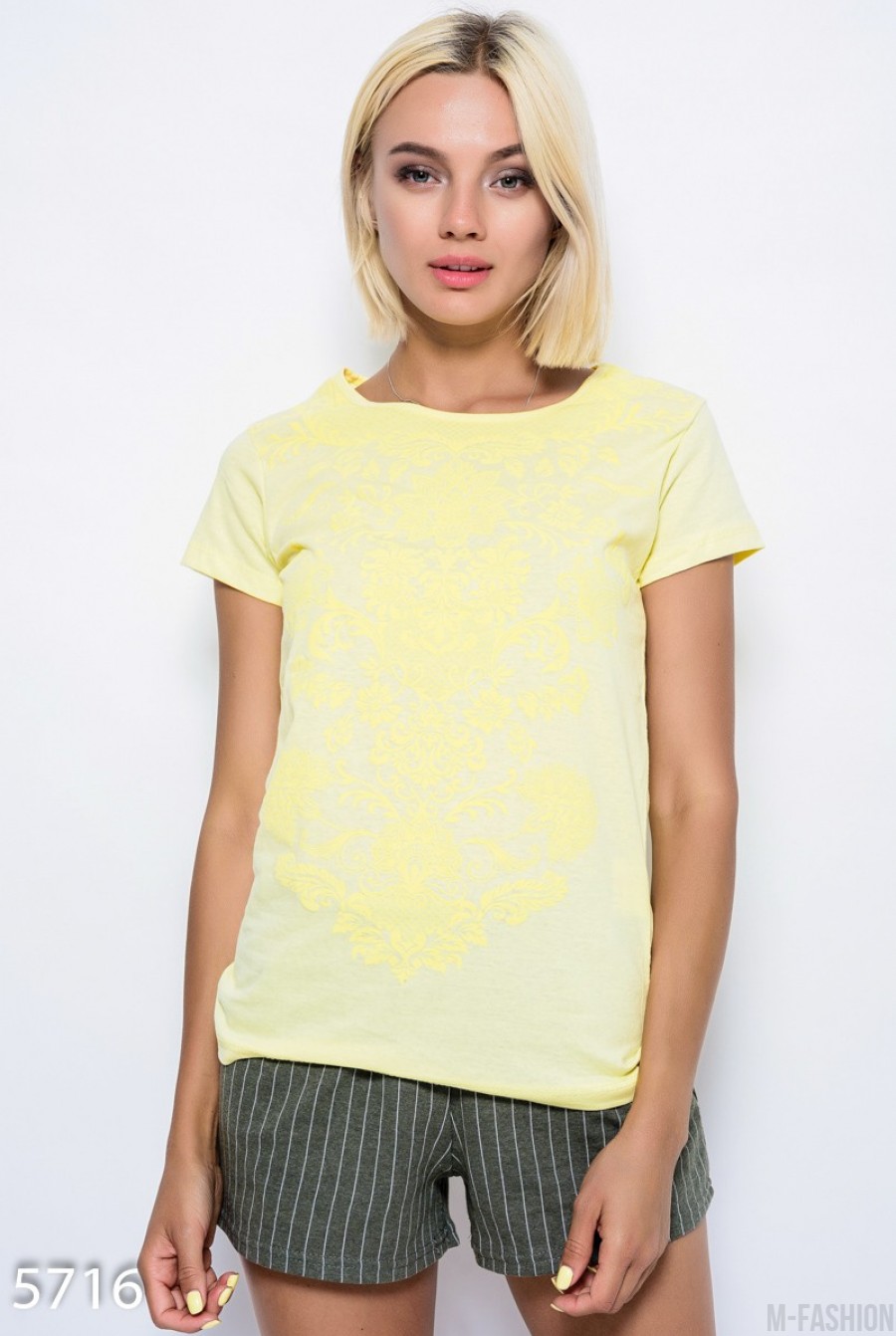 Желтая футболка с фактурным узором в тон - Фото 1
