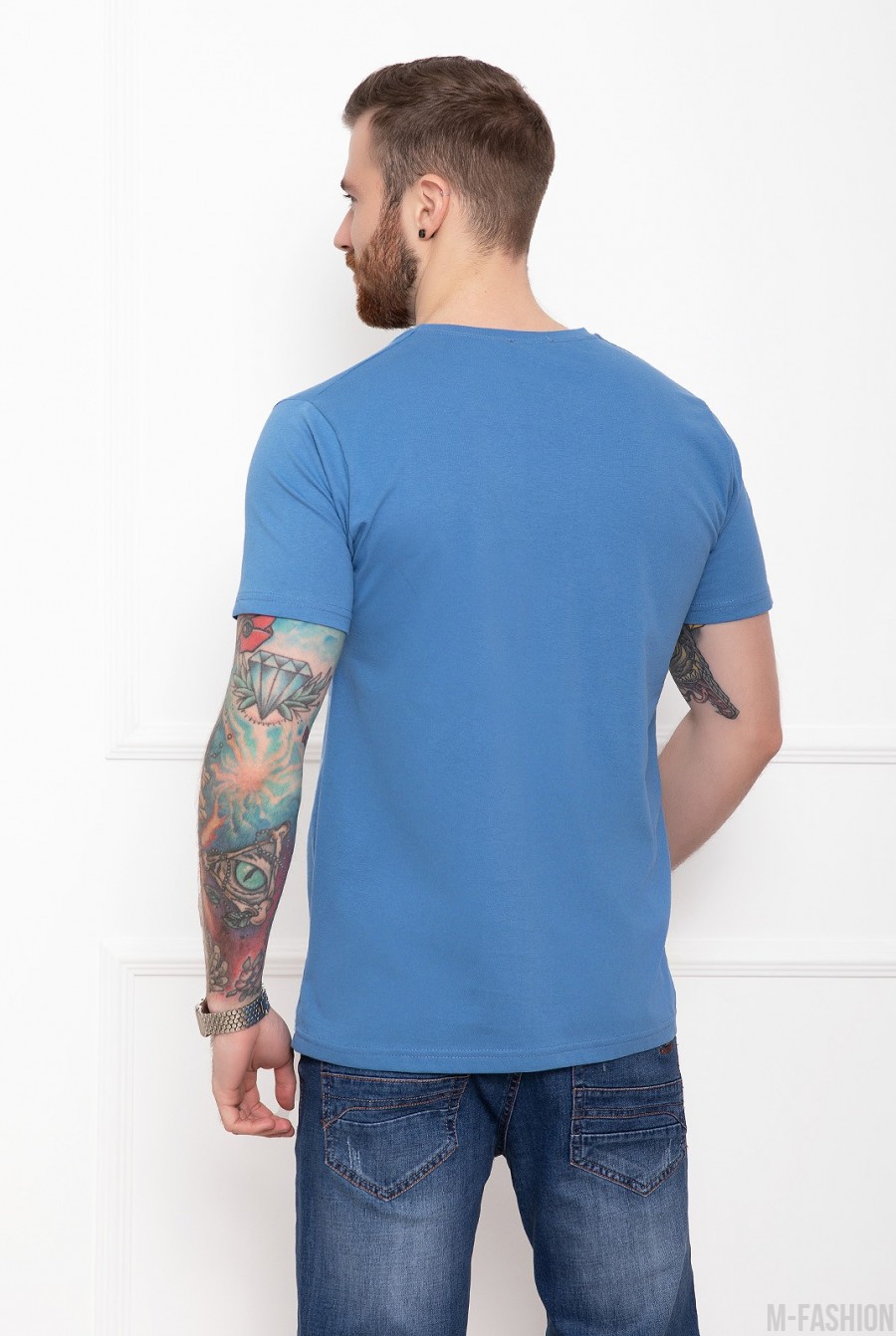 Синяя трикотажная футболка с цветным принтом- Фото 3