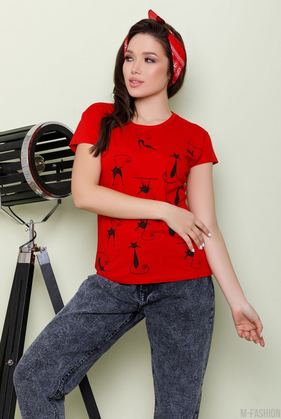 Красная хлопковая футболка с кошками - Фото 1