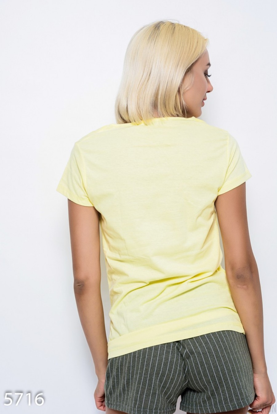 Желтая футболка с фактурным узором в тон- Фото 3