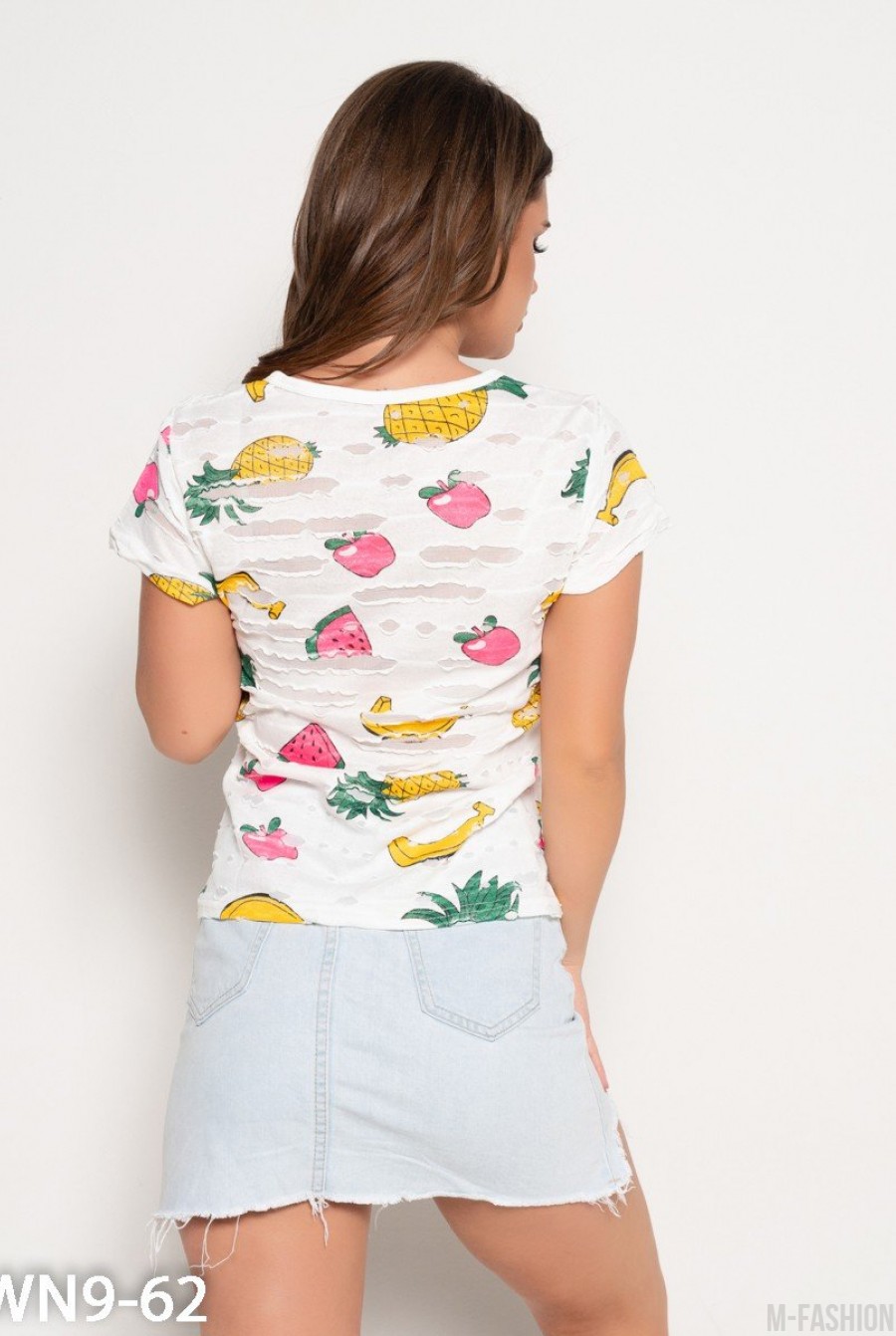 Белая перфорированная футболка с фруктовым принтом- Фото 3
