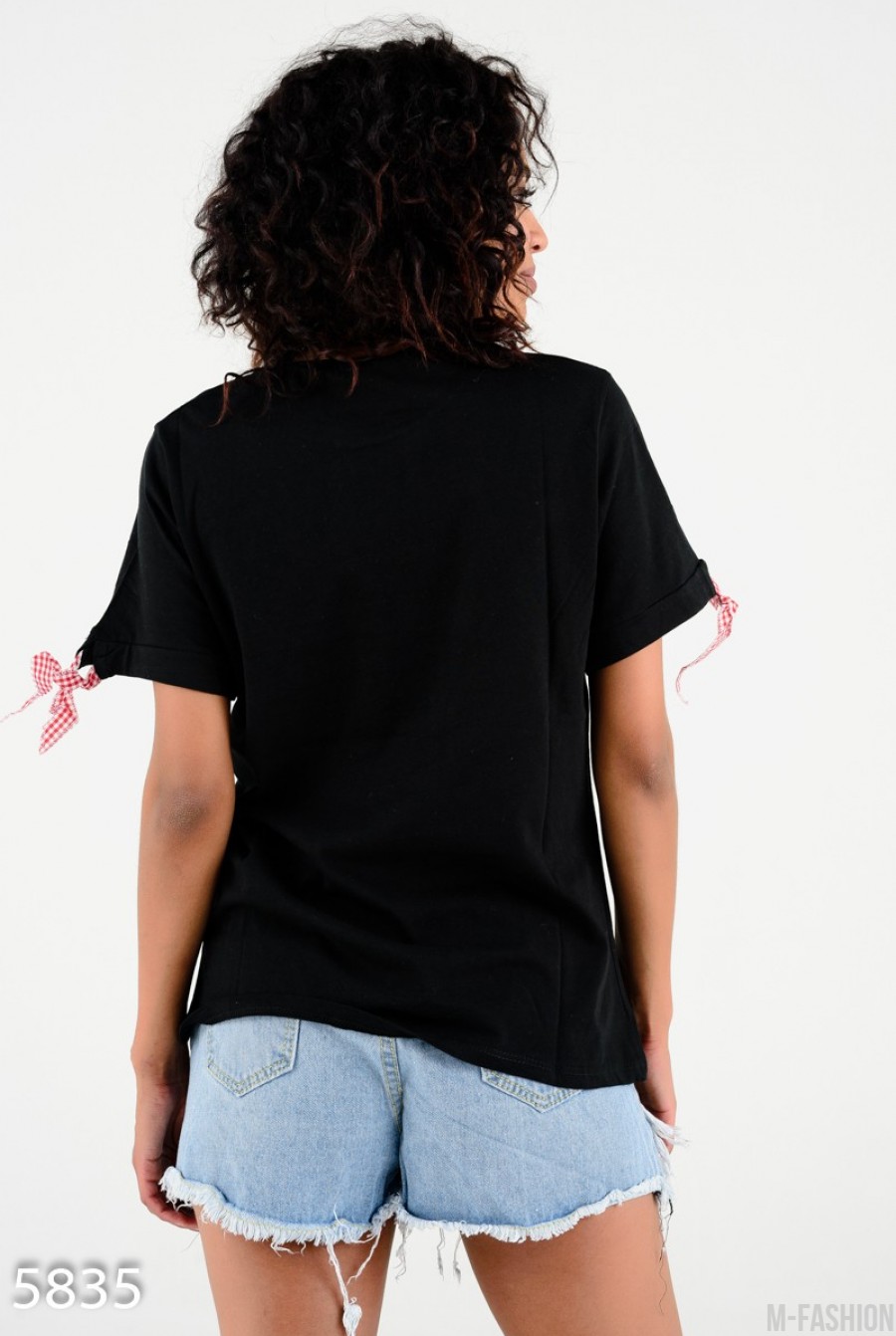 Черная футболка с клетчатым принтом и тесемками на рукавах- Фото 5