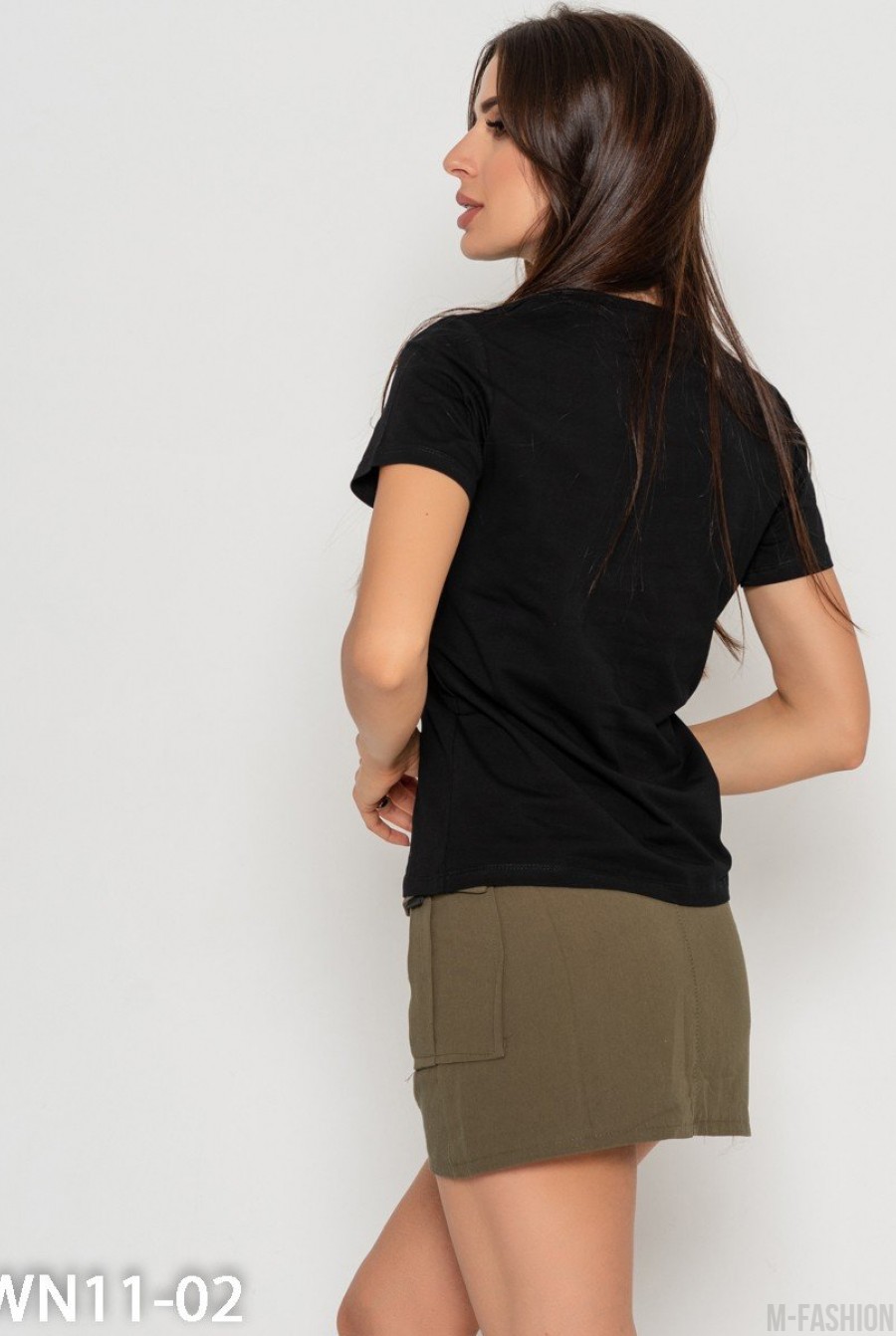 Черная трикотажная футболка с ярким накатным принтом- Фото 3