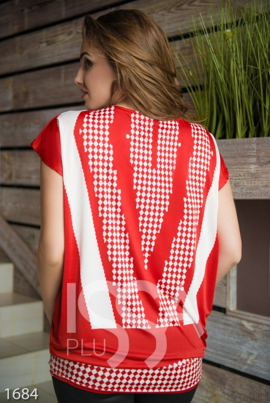 Красная футболка из микромасла с белым геометрическим принтом и стразами- Фото 3