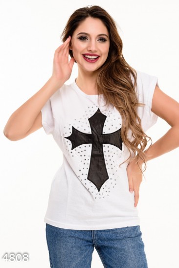 Белая футболка с черным кожаным крестом на груди