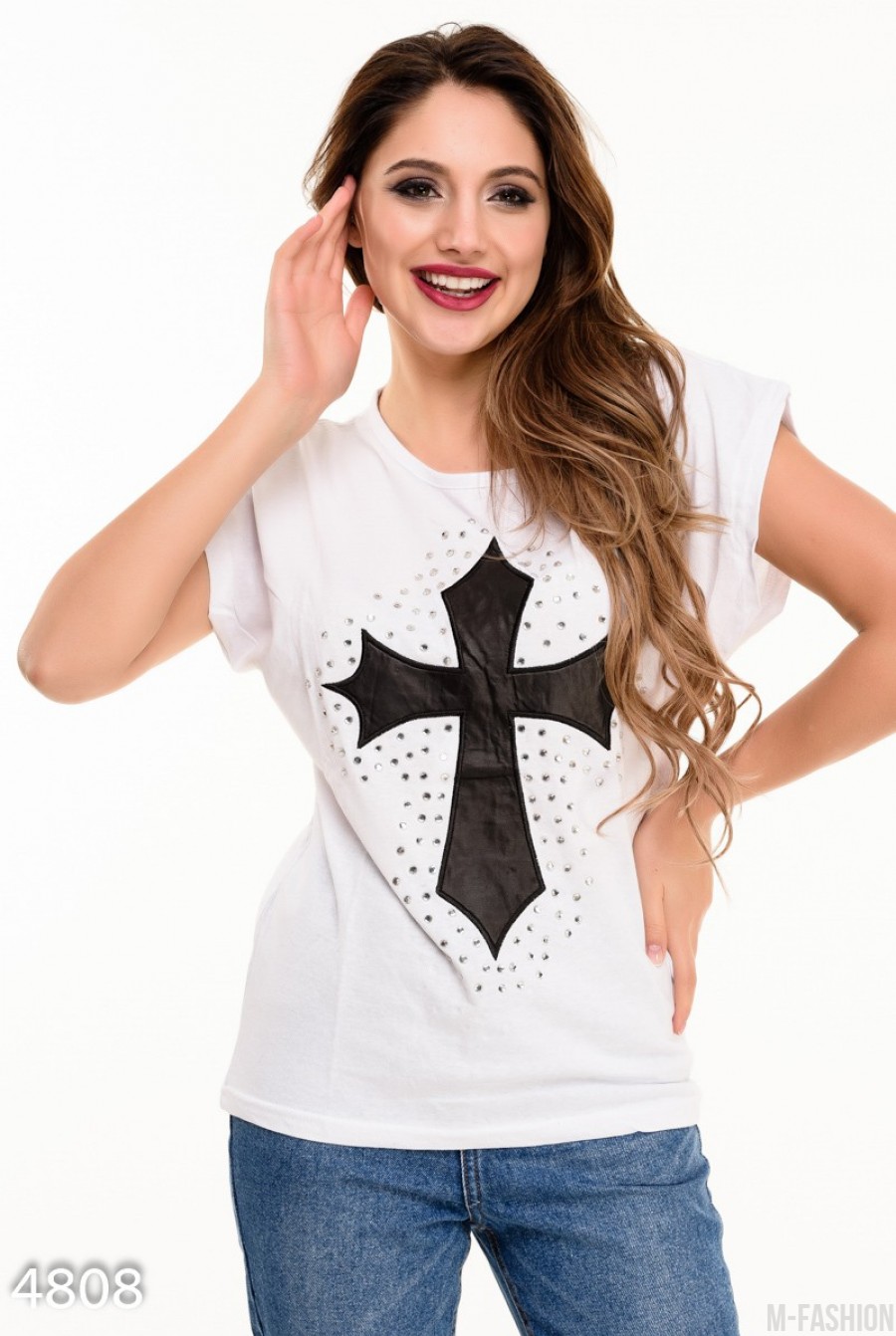 Белая футболка с черным кожаным крестом на груди - Фото 1