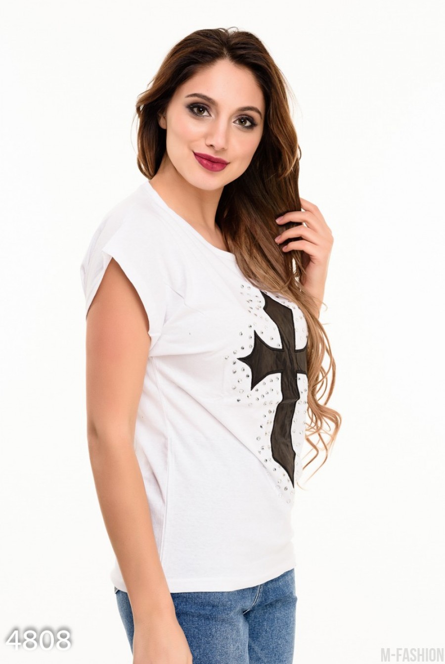 Белая футболка с черным кожаным крестом на груди- Фото 2