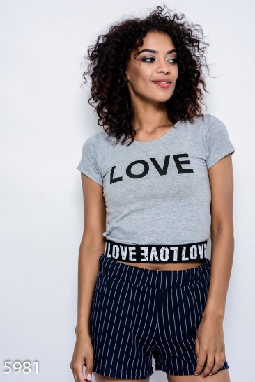 Серая трикотажная футболкас манжетой-резинкой и принтом LOVE