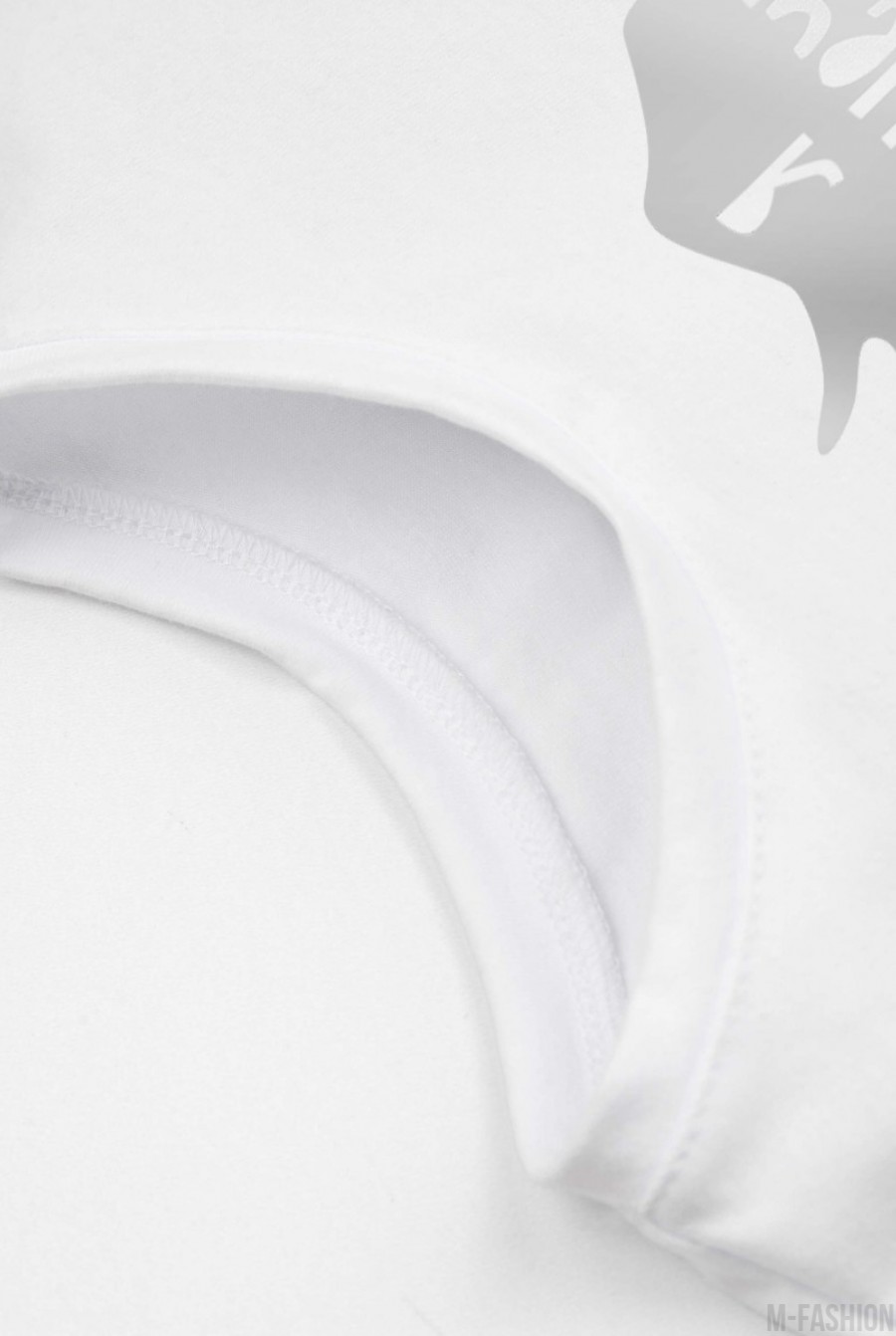 Белая котоновая футболка с баской и принтом- Фото 3