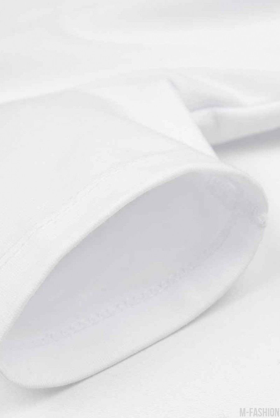 Белая котоновая футболка с баской и принтом- Фото 4