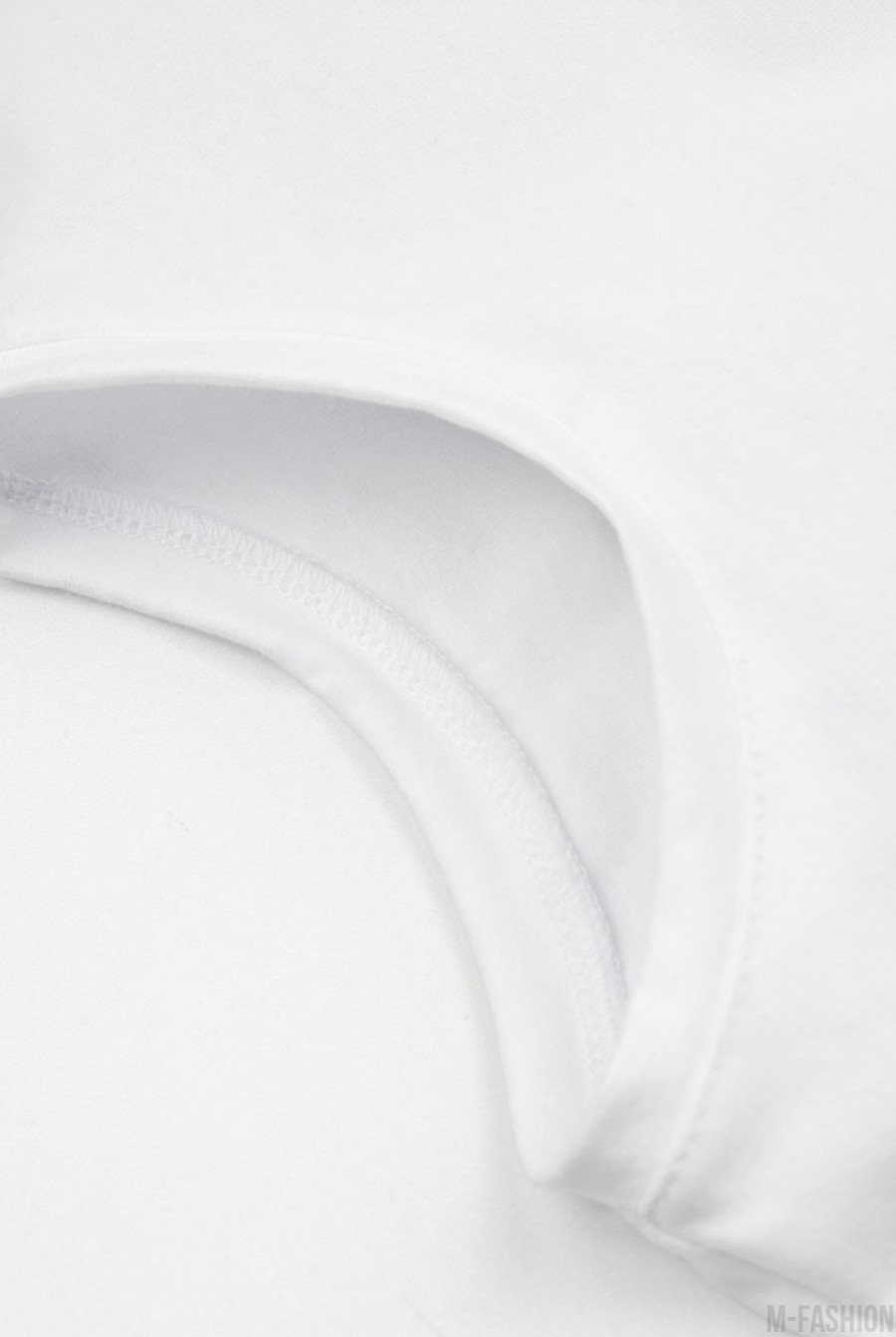 Белая трикотажная футболка с баской- Фото 3