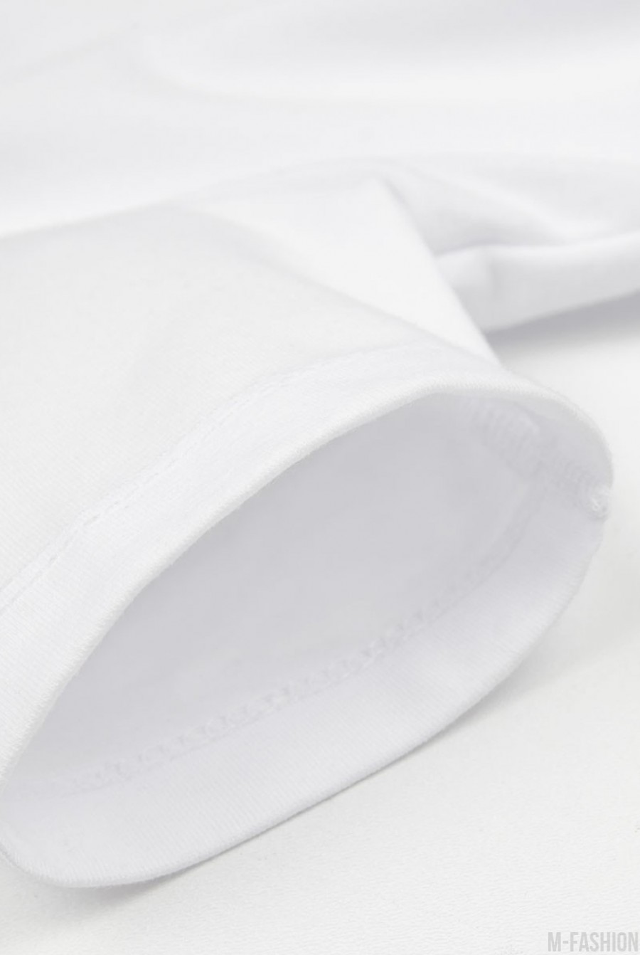 Белая трикотажная футболка с баской- Фото 4