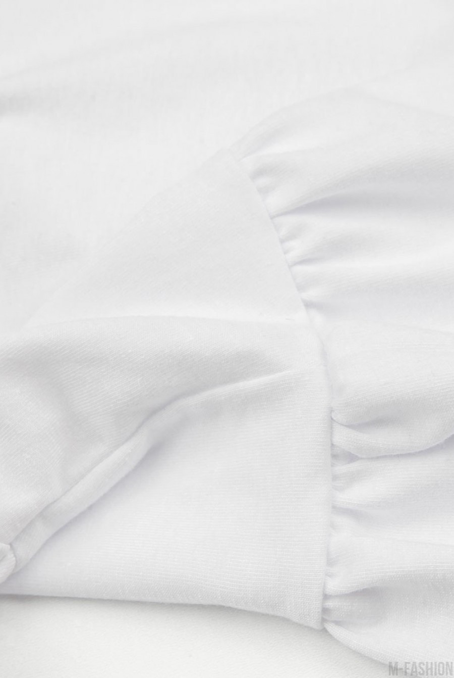 Белая трикотажная футболка с баской- Фото 5
