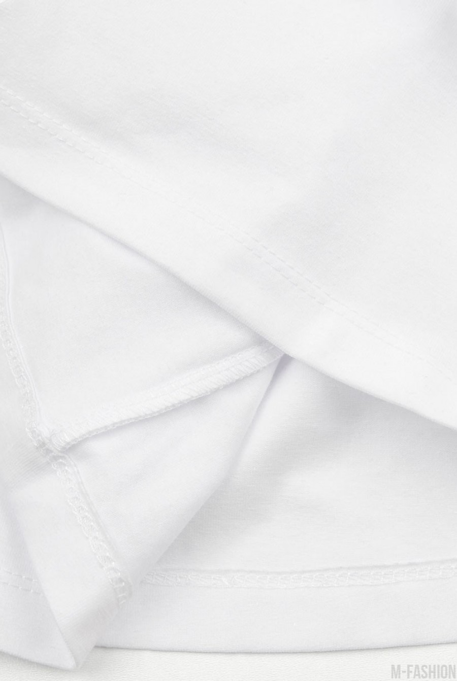 Белая трикотажная футболка с баской- Фото 6