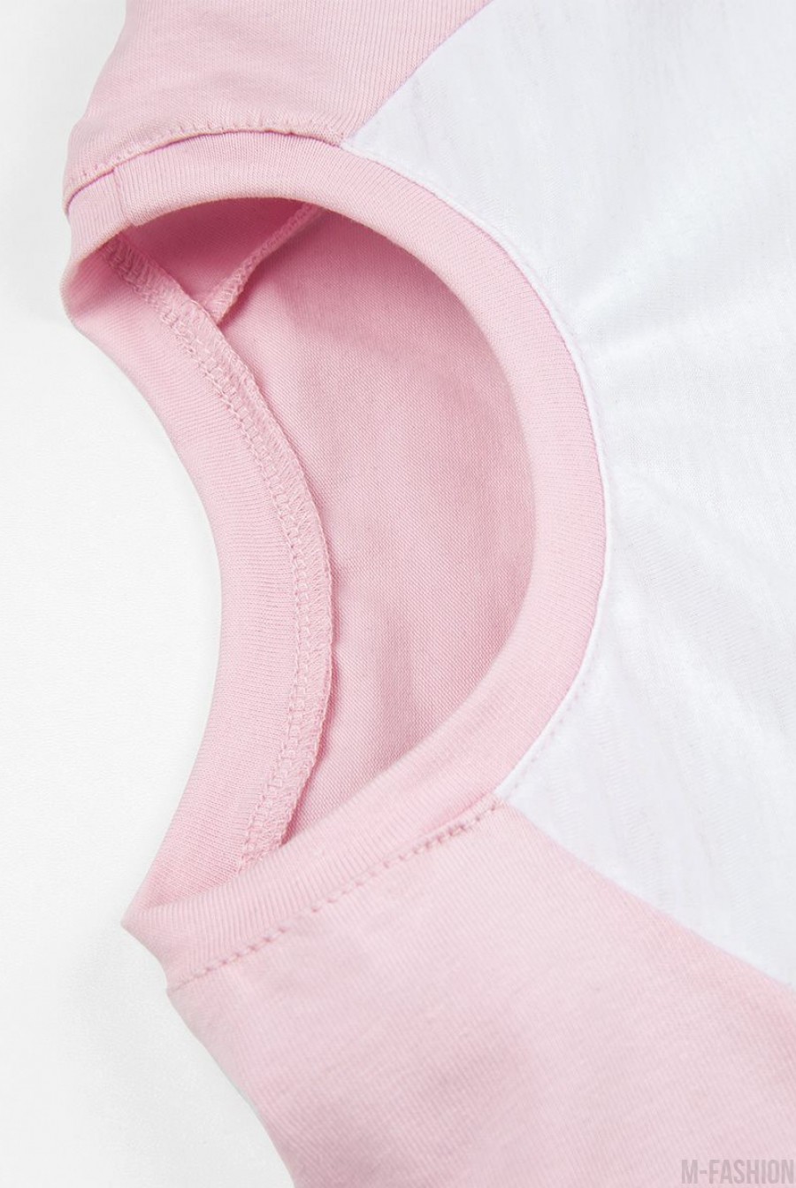 Бело-розовая трикотажная футболка с принтом- Фото 4