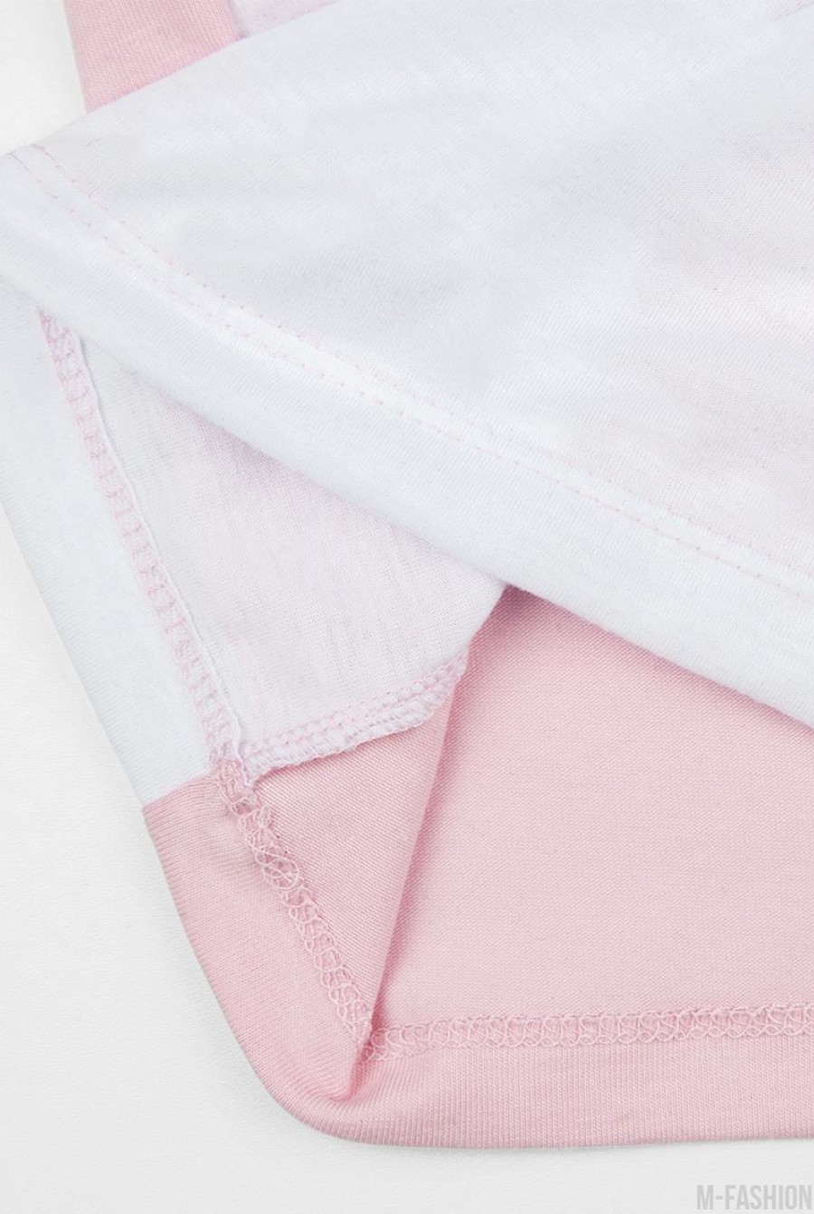 Бело-розовая трикотажная футболка с принтом- Фото 6
