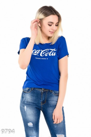 Ярко-синяя футболка с надписью Coca-Cola