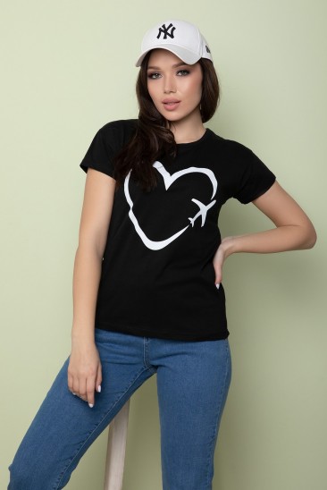 Черная трикотажная футболка с принтом-сердцем